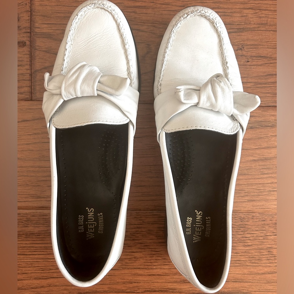 RARELY WORN: GH BASS WHITE VENETIAN BOW WEEJUNS, SIZE 10 (SHIPPING INCLUDED)